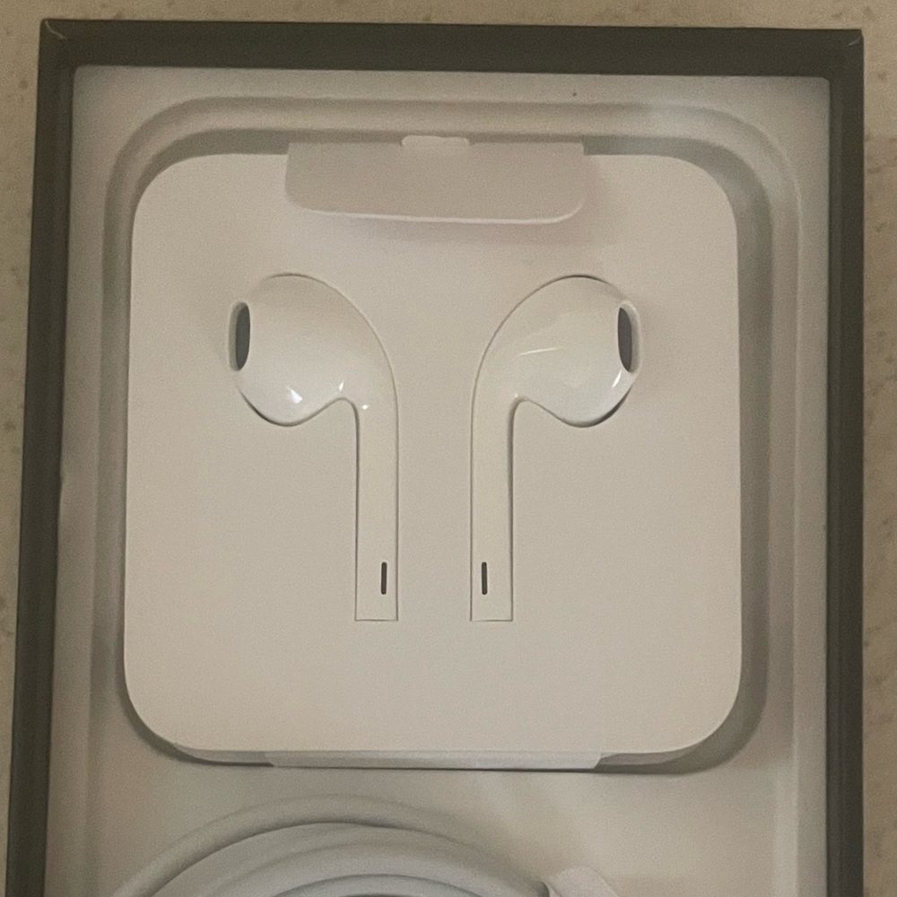 iPhone earplugs and charger plug only (no box) - Picture 2 of 3